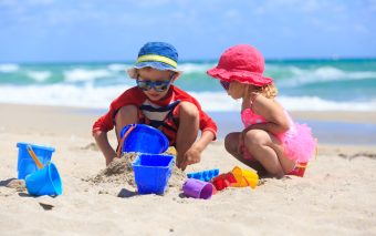 8 jocuri de jucat pe plajă cu copiii: cele mai amuzante pentru vară