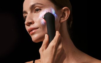 Revoluție în beauty: FAQ™ Swiss lansează prima linie multidimensională cu microcurent dual și terapie LED