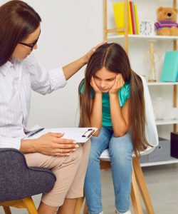 Anxietatea școlară: 10 sfaturi pentru a-i sprijini pe copii și adolescenți