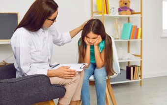 Anxietatea școlară: 10 sfaturi pentru a-i sprijini pe copii și adolescenți