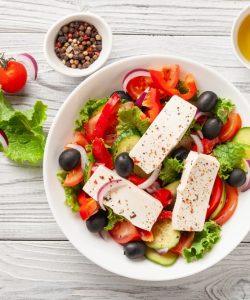Salată grecească: proaspătă, colorată și aromată