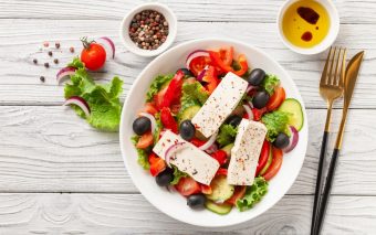Salată grecească: proaspătă, colorată și aromată