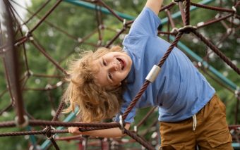 Siguranță la locul de joacă: ce să faci când copilul este rănit?