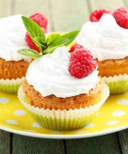 Cupcake cu zmeură și ciocolată albă