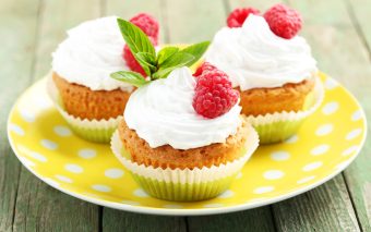 Cupcake cu zmeură și ciocolată albă