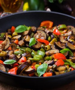 Caponata cu vinete și ardei - un amestec bogat de legume de vară