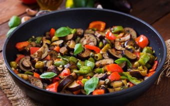 Caponata cu vinete și ardei - un amestec bogat de legume de vară