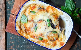 Cartofi cu vinete, ardei și brânză provolone gratinată