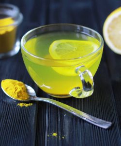 Apa cu turmeric și lămâie: ritualul simplu care îți poate transforma diminețile