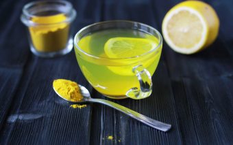 Apa cu turmeric și lămâie: ritualul simplu care îți poate transforma diminețile