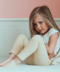 De la soare la frisoane: cum resimte corpul copilului trecerea de la vară la toamnă