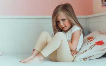 De la soare la frisoane: cum resimte corpul copilului trecerea de la vară la toamnă