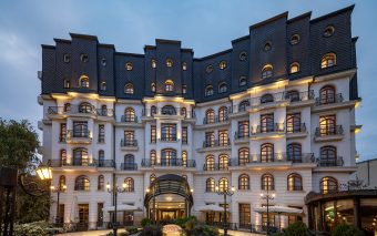 Epoque Hotel Relais & Châteaux celebrează 15 ani de excelență printr-o cină aniversară semnată de cheful francez Alexandre Bondoux, cel care a adus două stele Michelin restaurantului La Côte Saint Jacques & Spa Relais & Châteaux