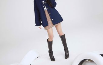 TOMMY HILFIGER ADUCE STILUL PREP PE PISTA DE CURSE ÎN CAMPANIA DE TOAMNĂ 2025, CU JISOO ÎN ROLUL PRINCIPAL LA „THE HILFIGER RACING CLUB” 