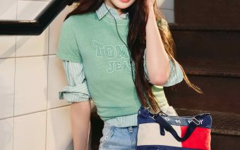 TOMMY HILFIGER SĂRBĂTOREȘTE URMĂTORUL CAPITOL CU AMBASADOAREA BRANDULUI JANG WON YOUNG ÎN CAMPANIA DE TOAMNĂ 2025 TOMMY JEANS