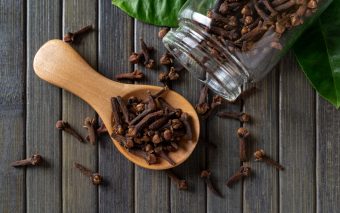 8 beneficii surprinzătoare ale apei de cuișoare: știai de ele?