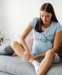 Picioarele umflate în sarcină: de ce apar și cum le putem ameliora