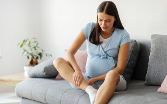 Picioarele umflate în sarcină: de ce apar și cum le putem ameliora