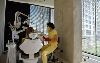 80% dintre români amână mersul la dentist. Opera Dental a organizat Ziua Porților Deschise pentru a-i ajuta să-și depășească teama