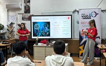 Crucea Roșie Română pregătește tinerii pentru provocările viitorului. „Bine pentru viață. Club de Cruce Roșie în Școli”.
