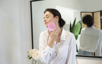 Rutina de îngrijire a pielii în sezonul rece: esențiale pentru toamnă și iarnă