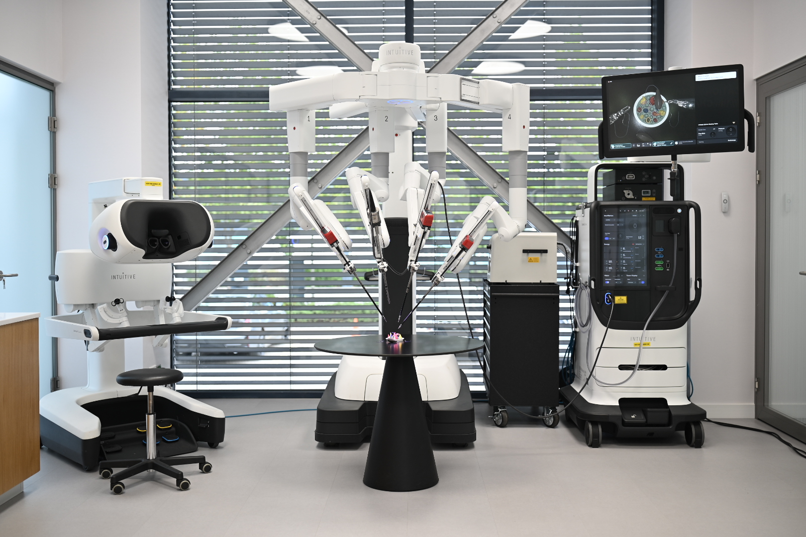 SOFMEDICA introduce noul sistem chirurgical da Vinci 5 în România
