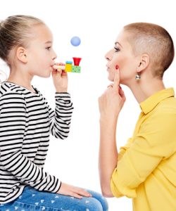 Întârzierea limbajului la bebeluși: 5 strategii care stimulează vorbirea