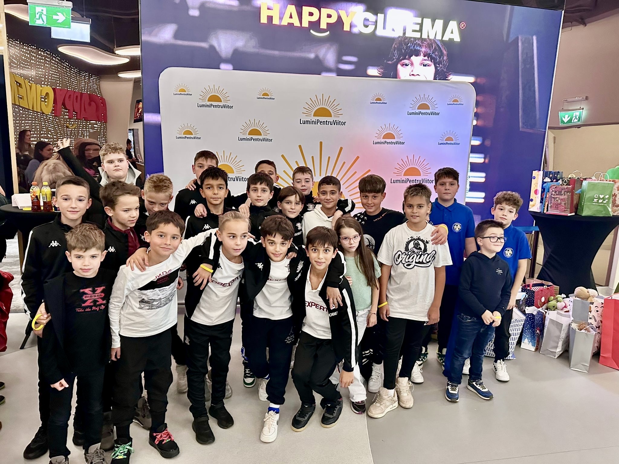 O zi plină de zâmbete și fapte bune la Happy Cinema Colosseum – Asociația „Lumini pentru Viitor” aduce bucurie copiilor din mediul rural !