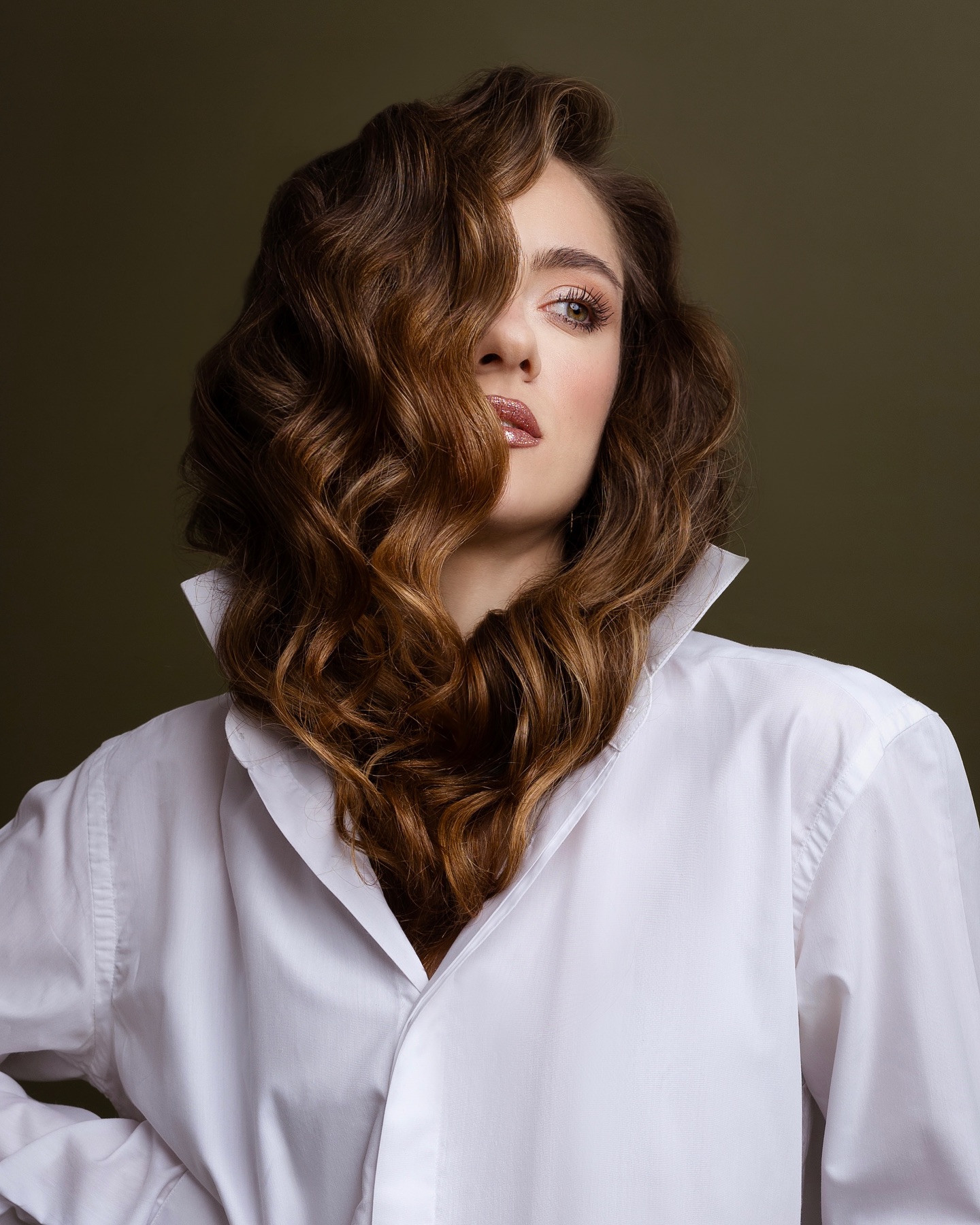 Păr fin, dar cu volum maxim: 9 sfaturi care chiar funcționează