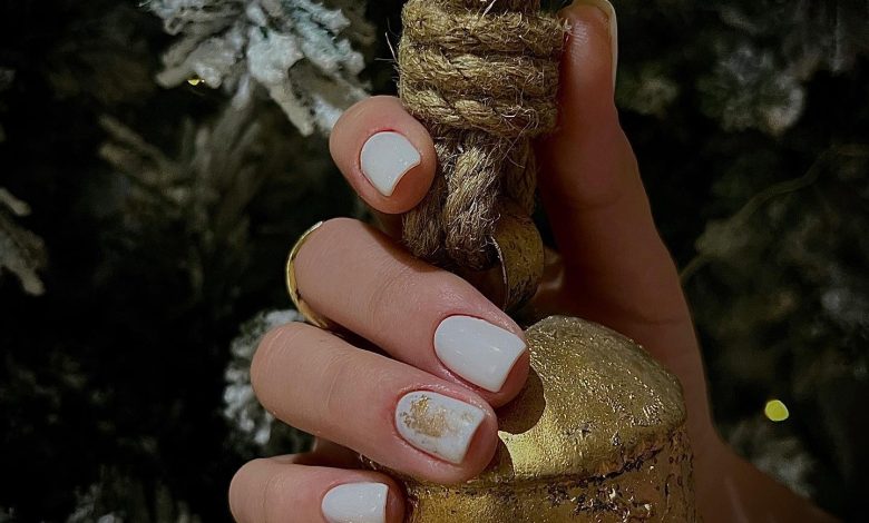 Unghii de Crăciun 2025: eleganță simplă și inspirație modernă