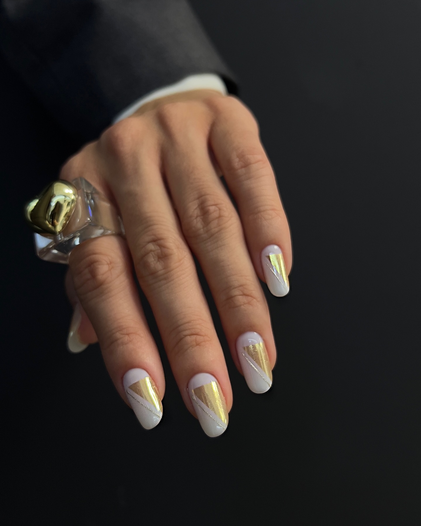 Manichiură de sărbătoare: strălucire care fură privirile