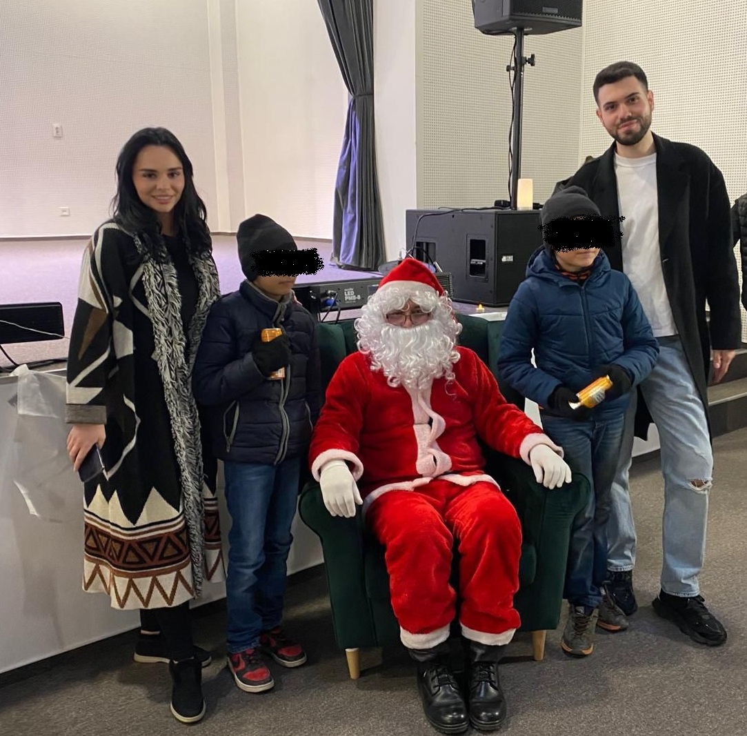 Maratonul generozității în săptămâna 15-19 decembrie: Dana Voiculescu și echipa fundației au oferit cadouri pentru 500 de copii din patru județe