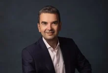 Românii pot retrage acum numerar direct din magazine și restaurante, prin dispozitivele BlueCash 50.