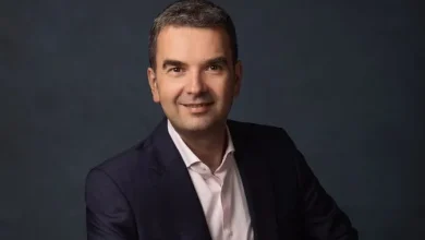 Românii pot retrage acum numerar direct din magazine și restaurante, prin dispozitivele BlueCash 50.