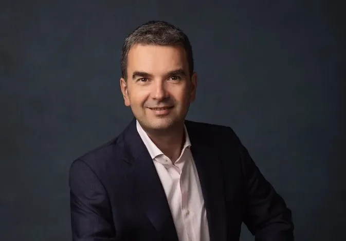 Românii pot retrage acum numerar direct din magazine și restaurante, prin dispozitivele BlueCash 50.