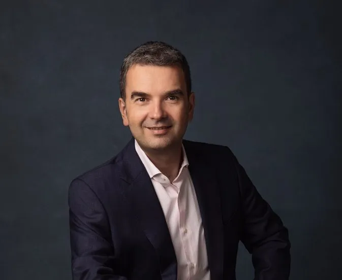 Românii pot retrage acum numerar direct din magazine și restaurante, prin dispozitivele BlueCash 50.