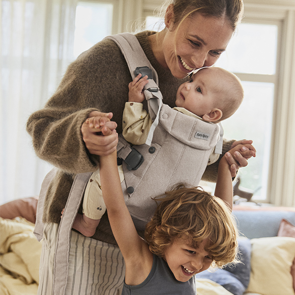 Ce înseamnă cu adevărat ergonomia la marsupiile pentru bebeluși și de ce contează din prima zi?