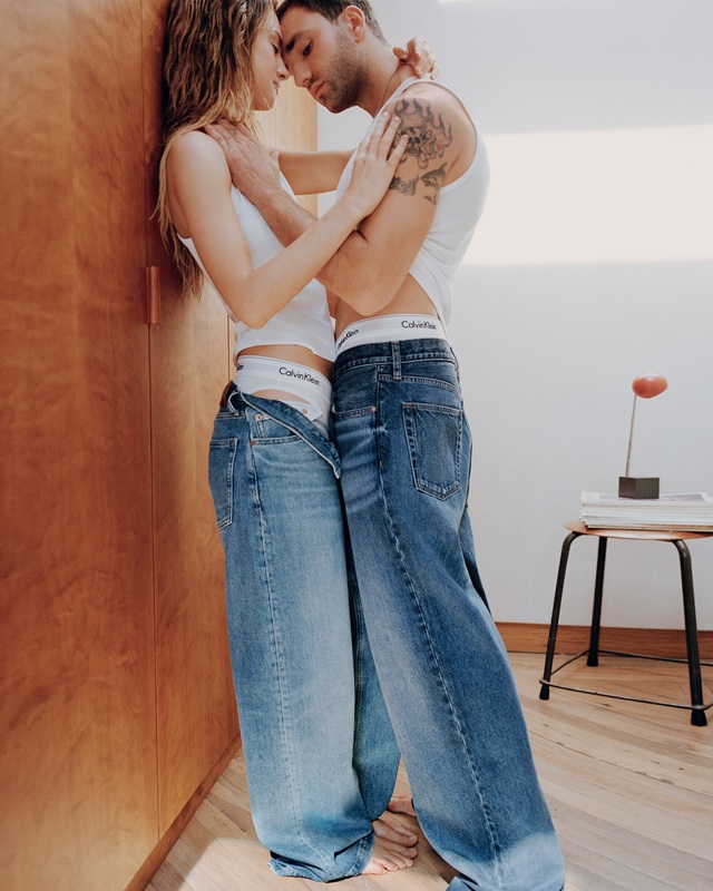 Calvin Klein lansează campania de Ziua Îndrăgostiților „Our Calvins” cu actorii Grace Van Patten și Jackson White