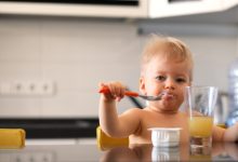 Micul dejun în perioada înțărcării: când îl introduci și ce poți oferi copilului