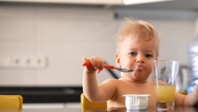 Micul dejun în perioada înțărcării: când îl introduci și ce poți oferi copilului