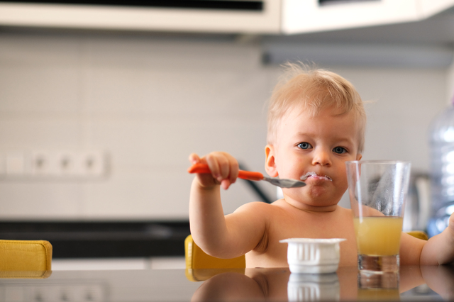Micul dejun în perioada înțărcării: când îl introduci și ce poți oferi copilului
