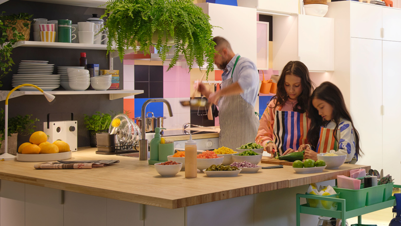 Bucătăria este „inima casei”: Spațiul în care românii gătesc, mănâncă și petrec timp împreună, arată un nou studiu IKEA