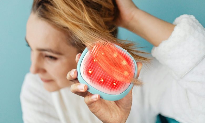 FLIP™ play advanced LED light hairbrush: Prima perie de păr din lume cu tehnologie LED Foto: Flip™ play advanced LED-light hairbrush.