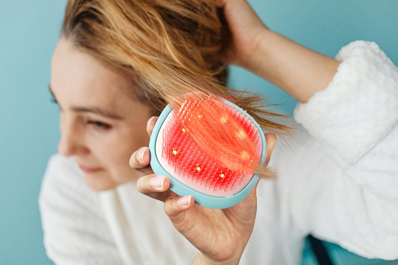 FLIP™ play advanced LED light hairbrush: Prima perie de păr din lume cu tehnologie LED Foto: Flip™ play advanced LED-light hairbrush.