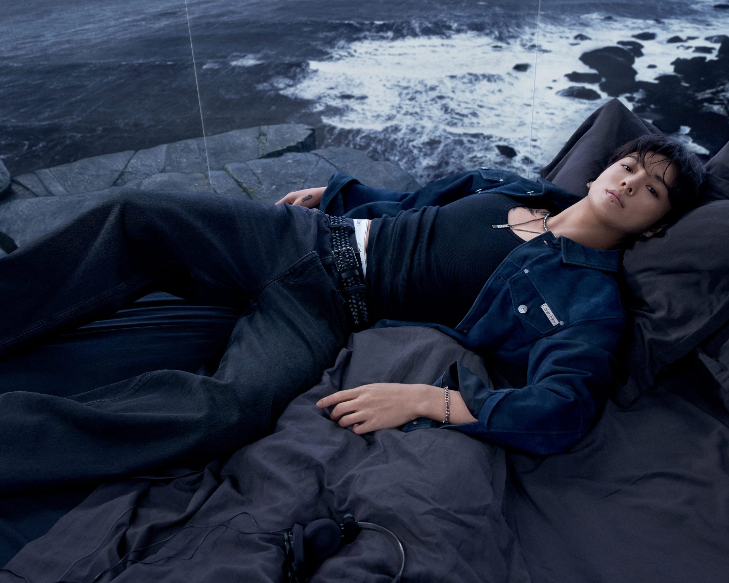 Calvin Klein dezvăluie un nou capitol dedicat denimului, cu Jung Kook de la BTS