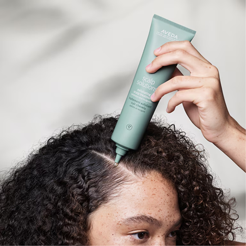 Păr mai plin, mai fresh, mai ușor: secretul e la rădăcină