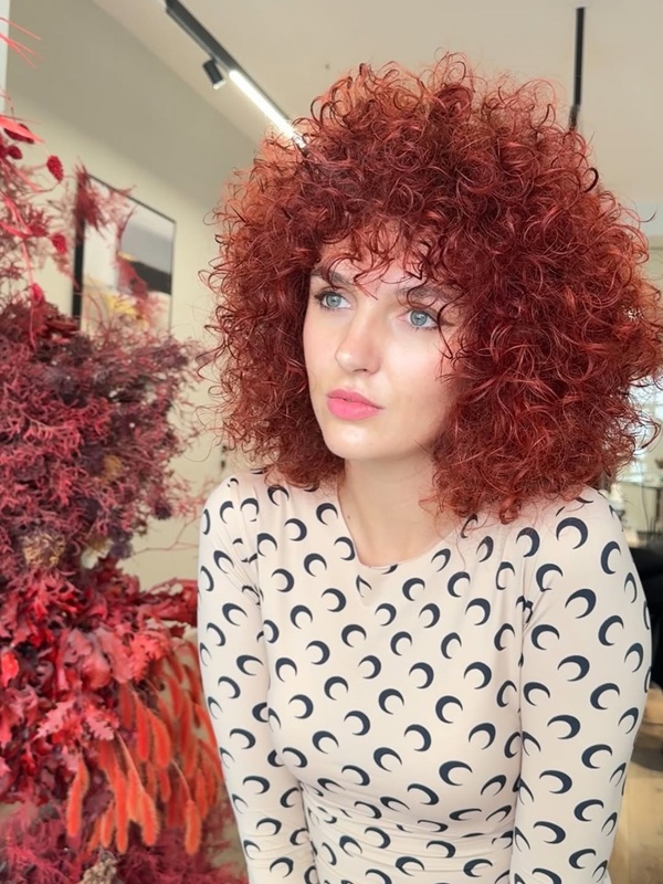 Cum să menții părul roșu vibrant: ghid complet de îngrijire acasă