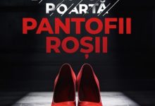 Dragostea poartă pantofii roșii. În România, o femeie moare în fiecare săptămână din cauza violenței domestice.