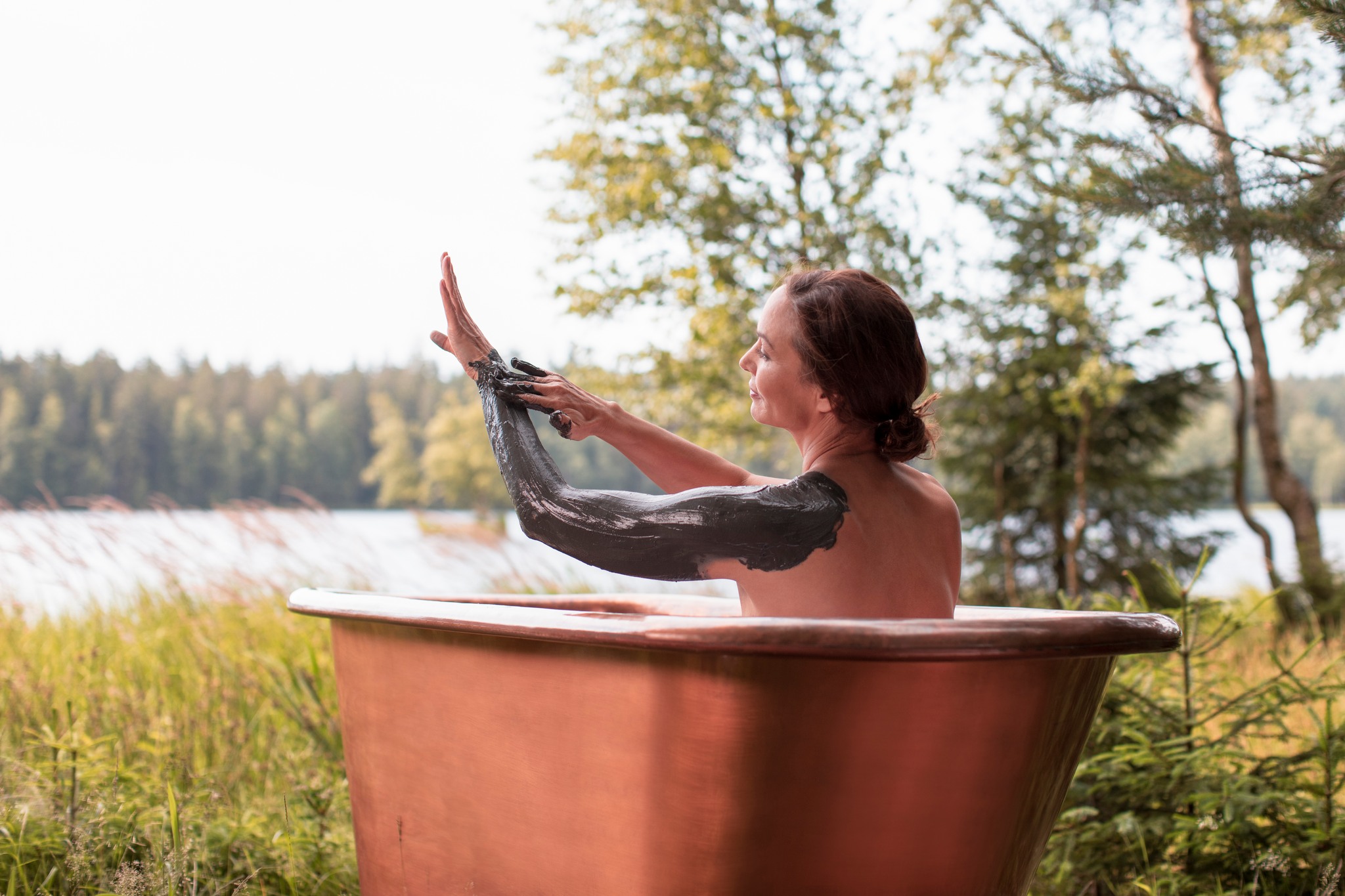 Cum pregătești corect pielea pentru primăvară? Cuvintele‑cheie: exfoliere și hidratare.