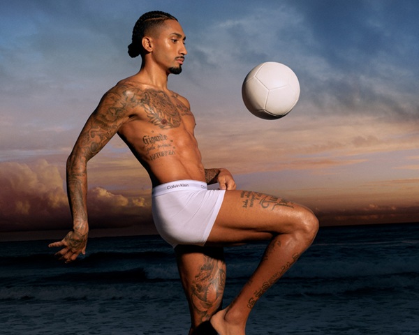Calvin Klein îl alege pe starul fotbalului Raphinha pentru noua campanie de lenjerie intimă